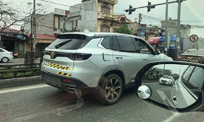 Ô tô VinFast lần đầu chạy trên đường phố Việt Nam