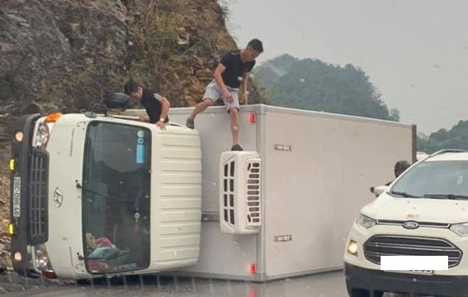 Xe tải đổ đèo đâm vào vách núi lật nghiêng trên quốc lộ 6