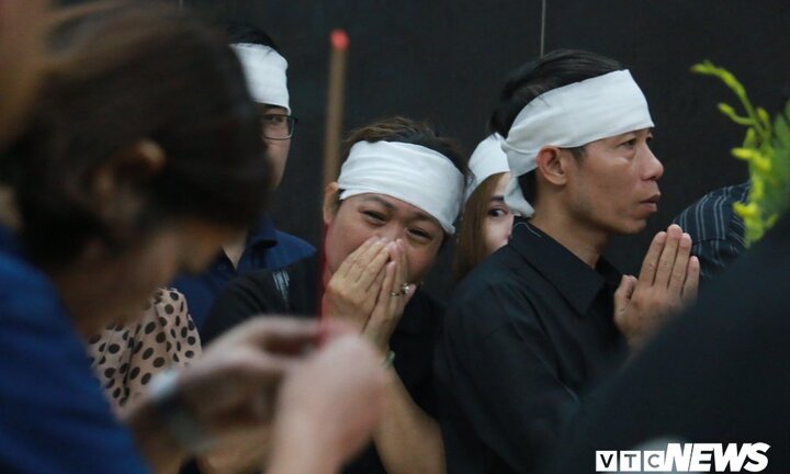 Hàng trăm người tiễn biệt cô giáo tiểu học bị tài xế xe ‘điên’ tông chết ở hầm Kim Liên