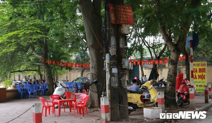 Ngang nhiên 'cướp vỉa hè', mở quán nhậu gần 3 bệnh viện lớn ở Hà Nội