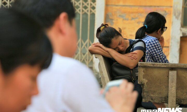 Ảnh: Phụ huynh mệt mỏi đợi con thi vào lớp 10 dưới nắng nóng trên 40 độ C