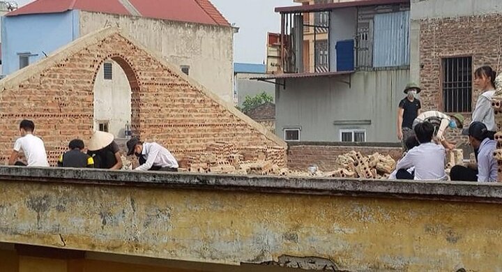 Kỷ luật cô giáo ở Bắc Ninh phạt học sinh đội nắng đẽo gạch trên mái nhà