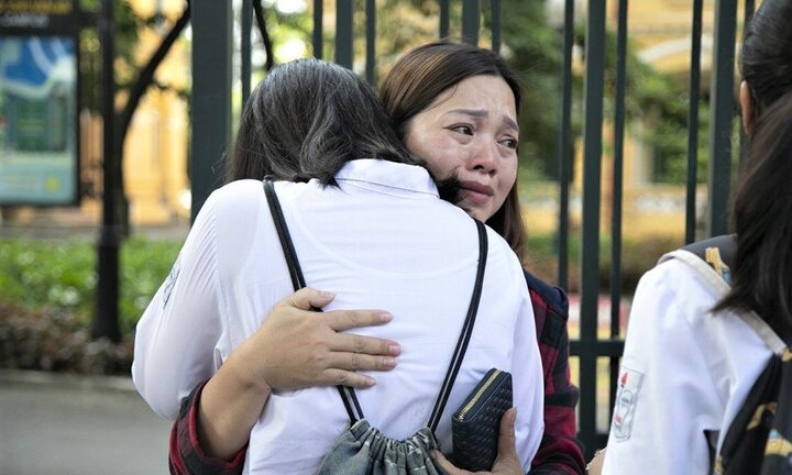 Phụ huynh có con thi vào lớp 10: Con chạy vào ôm mẹ ngủ, nhưng mẹ vội nhắc 'con không học à?'