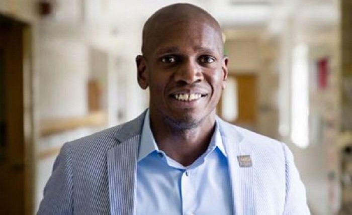 Sau nhiều năm làm lao công, gác cổng, người đàn ông thành hiệu trưởng một trường tiểu học