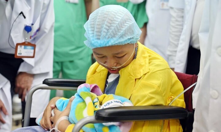 Ảnh: Người mẹ ung thư giai đoạn cuối và giây phút đầy nước mắt khi gặp con trai Bình An