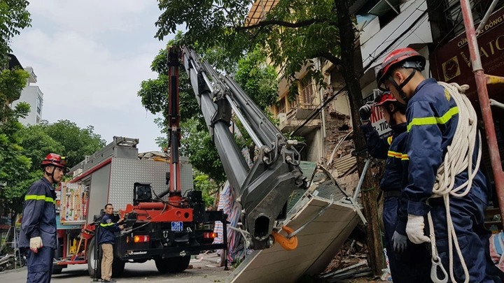 Sập nhà 2 tầng trên phố Hàng Bông, Hà Nội: Giải cứu một người bị mắc kẹt
