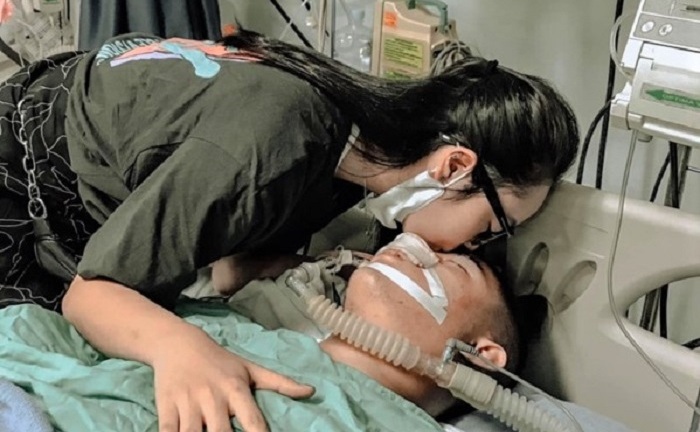 Xúc động hình ảnh cô gái trao nụ hôn cuối cho bạn trai mất vì tai nạn giao thông