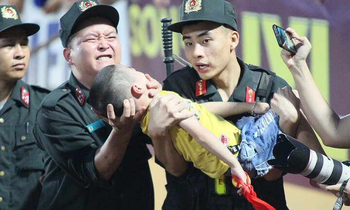 Bé trai cắn tay chiến sĩ cảnh sát cơ động ở Nam Định từng lên cơn co giật hai năm trước