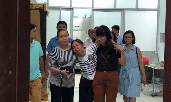 Bé trai lớp 1 bị bỏ quên trên ô tô: Người đón không kiểm đếm, lái xe không kiểm tra, giáo viên không thông báo