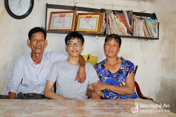 Con đường gian nan trở thành bác sỹ quân y của thủ khoa trường huyện ở Nghệ An