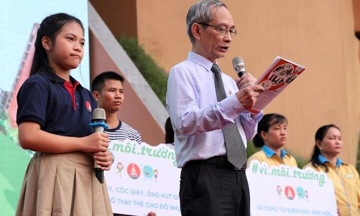 Ảnh: Lễ khai giảng đặc biệt mang tên Nguyệt Linh - học sinh kêu gọi không thả bóng bay