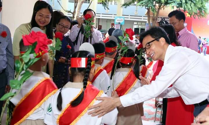 Phó Thủ tướng Vũ Đức Đam đón học sinh lớp 1 tựu trường