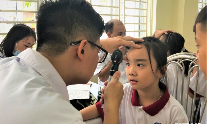 Ảnh: Hàng nghìn học sinh Hà Nội xếp hàng khám sức khỏe sau vụ cháy Rạng Đông