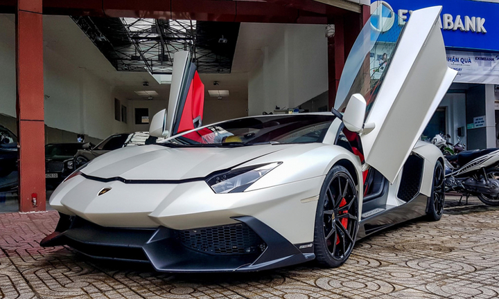 Lamborghini Aventador độ bodykit bản kỷ niệm 50 năm tại TP.HCM