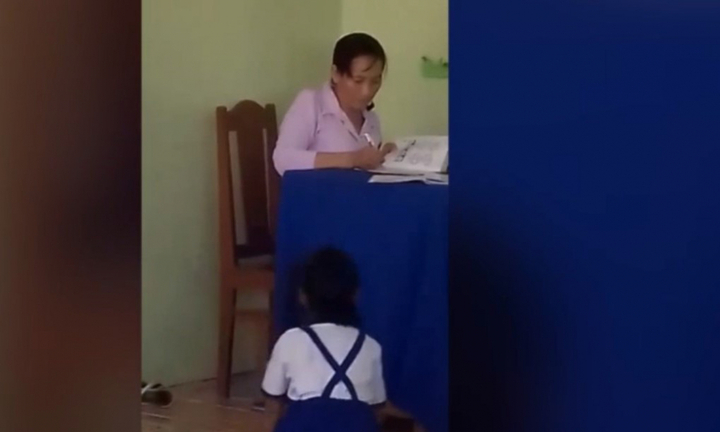 Kỷ luật cô giáo ném vở học sinh xuống nền gạch