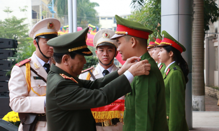 Phong hàm sĩ quan cho hơn 1.000 học viên tại lễ tốt nghiệp Học viện Cảnh sát Nhân dân