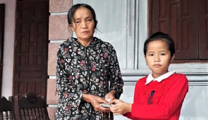 Nữ sinh 8 tuổi trả lại tiền, vàng cho người đánh rơi