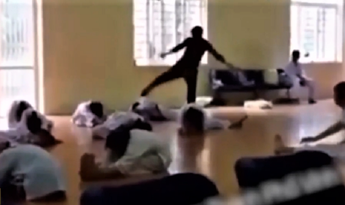 Đấm, đá liên tiếp vào lưng và gáy nhiều học trò, thầy giáo bị phạt 2,5 triệu đồng