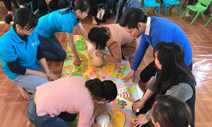 Giáo viên mầm non Hà Nội học kỹ năng xử lý khi trẻ đuối nước, hóc dị vật