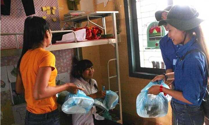 Mang cơm miễn phí đến ký túc xá phục vụ sĩ tử Gia Lai