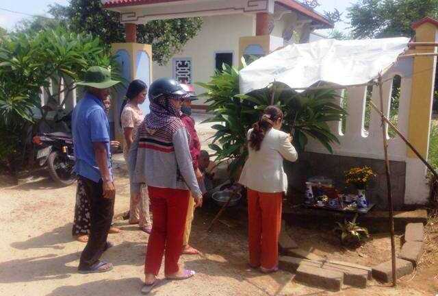 Hàng trăm người đổ xô cúng bái cây chuối lạ ở Huế