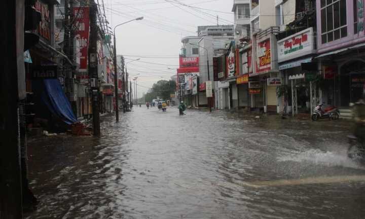 Hàng trăm ngôi nhà tốc mái ở Huế sau áp thấp nhiệt đới