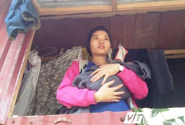 Dân nơi 'rốn lũ' Quảng Bình vẫn nước mắt chan mì tôm chờ nước rút