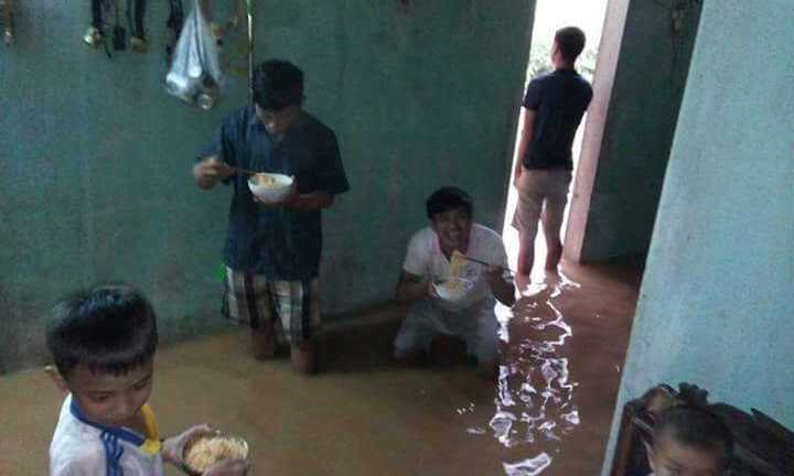 Ảnh: Người dân Quảng Bình lại ăn mỳ tôm, dắt trâu bò chạy lũ