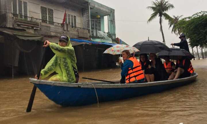 Ảnh: Khách du lịch chèo thuyền ngắm phố cổ Hội An trong lũ