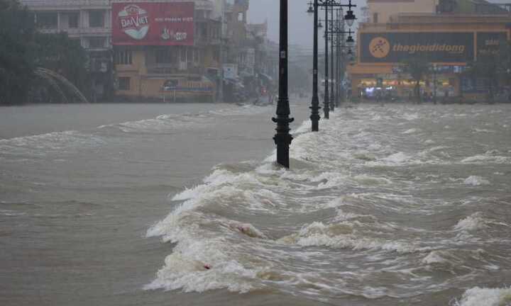 Cụ ông 73 tuổi lao xuống dòng lũ cứu nữ sinh trường y