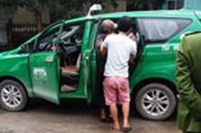 Kẻ nghi ngáo đá xông vào trụ sở rượt đuổi công an phường