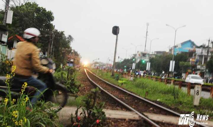 Tai nạn thảm khốc vì những kẻ liều mạng vượt đường sắt khi tàu đang đến