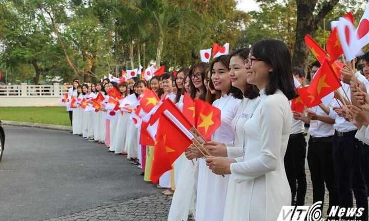 Hàng nghìn học sinh Huế đón Nhà vua và Hoàng hậu Nhật Bản