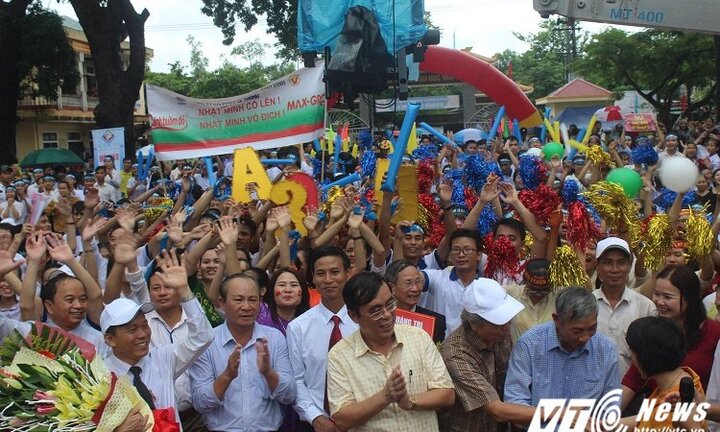 Chung kết Olympia 2017: Cả trường THPT Hải Lăng đội mưa cổ vũ 'cậu bé Google' Phan Đăng Nhật Minh
