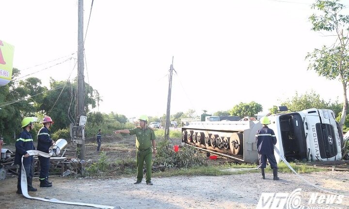 Cảnh sát PCCC giải cứu xe bồn chở dung môi bị lật trên quốc lộ