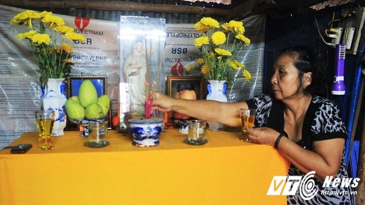 Đau xót cảnh con gái bị đột tử khi rửa bát thuê, mẹ già không đủ tiền mua tấm áo quan