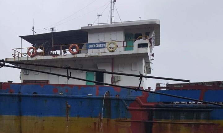 Cứu tàu chở than cùng 10 thuyền viên bị đứt neo trôi ra biển ở Huế