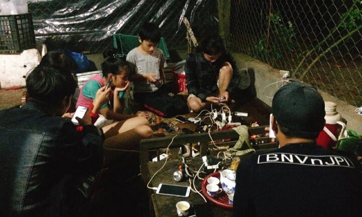 'Soái ca' vùng lũ ở Huế phát điện máy nổ cho cả xóm sạc điện thoại