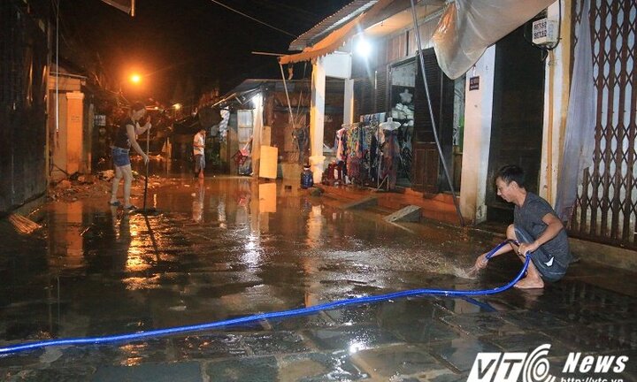 Ảnh: Dân Hội An trắng đêm dọn dẹp khi lũ rút