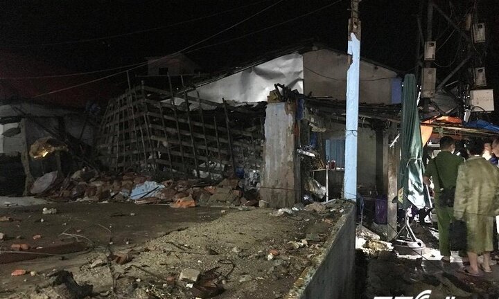 Tường cây xăng đổ sập đè nát quán vàng mã, 3 người bị thương