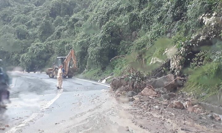 Liên tiếp sạt lở trên đèo Hải Vân, giao thông tê liệt suốt nhiều giờ