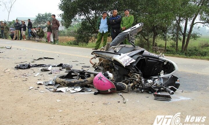 Tai nạn 3 người chết ở Hà Tĩnh: 'Xe máy phóng rất nhanh, tông thẳng vào xe biển xanh'