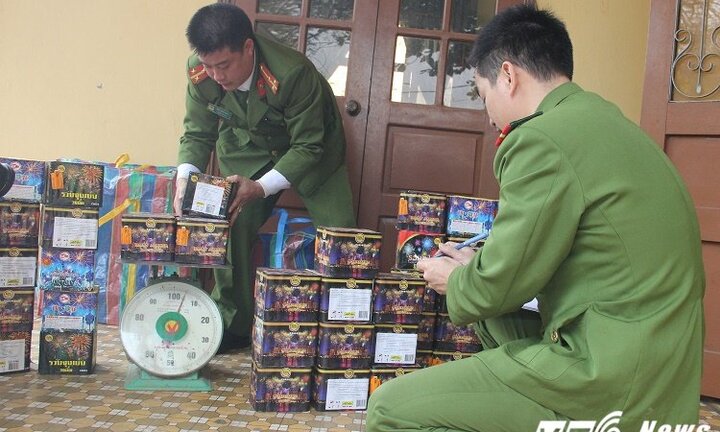 Thu giữ gần 1 tạ pháo hoa ở bãi đất trống khu biên giới Việt – Lào