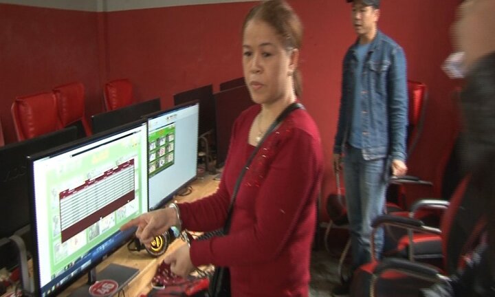 Bắt 4 'nữ quái' xóc đĩa ăn tiền tại ổ bạc núp bóng quán Internet