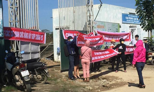 Huế: Dân kéo đến 'vây' chung cư, đòi bàn giao nhà đúng tiến độ