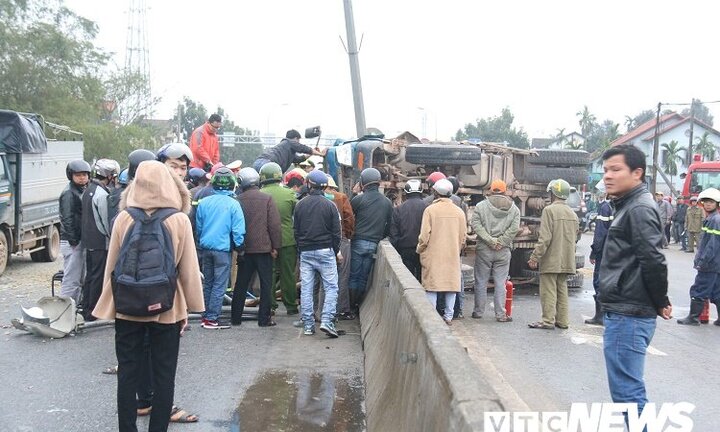 Xe tải chở vật liệu lật trên quốc lộ, cảnh sát cắt cabin cứu 3 người mắc kẹt