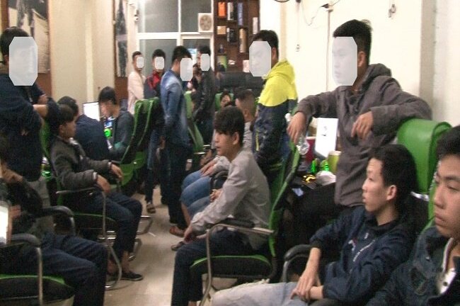 Bắt 9 kẻ lừa bán tiền giả ngày cận Tết