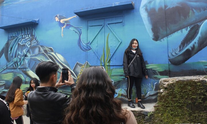 Nam thanh nữ tú thích thú 'tự sướng' ở làng bích hoạ đầu tiên Quảng Bình