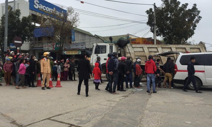 Dùng xe máy chở gạo đi bán, người phụ nữ bị xe tải cuốn vào gầm chết thương tâm