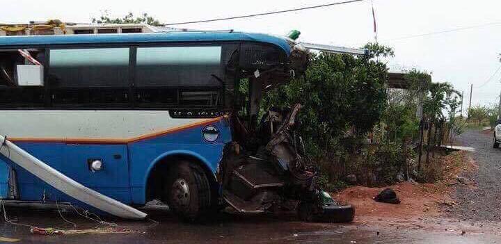 Xe khách nát bét đầu sau cú tông xe tải, 3 người chết tại chỗ